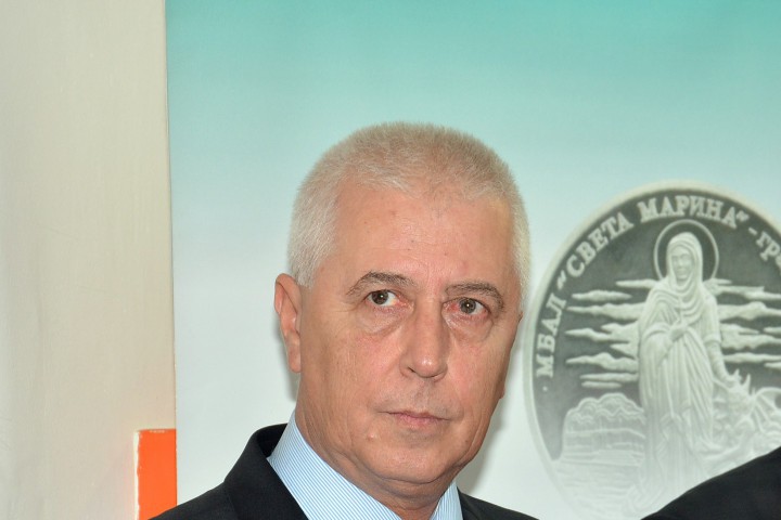 От там уточниха че той е с бъбречна криза но