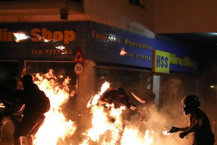 Гръцката полиция използва сълзотворен газ срещу протестиращи хвърлящи бутилки със